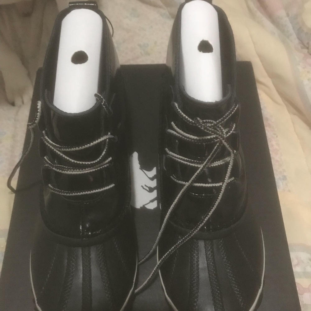 Sorel boot size 9.. Nelo not included he nosy😂